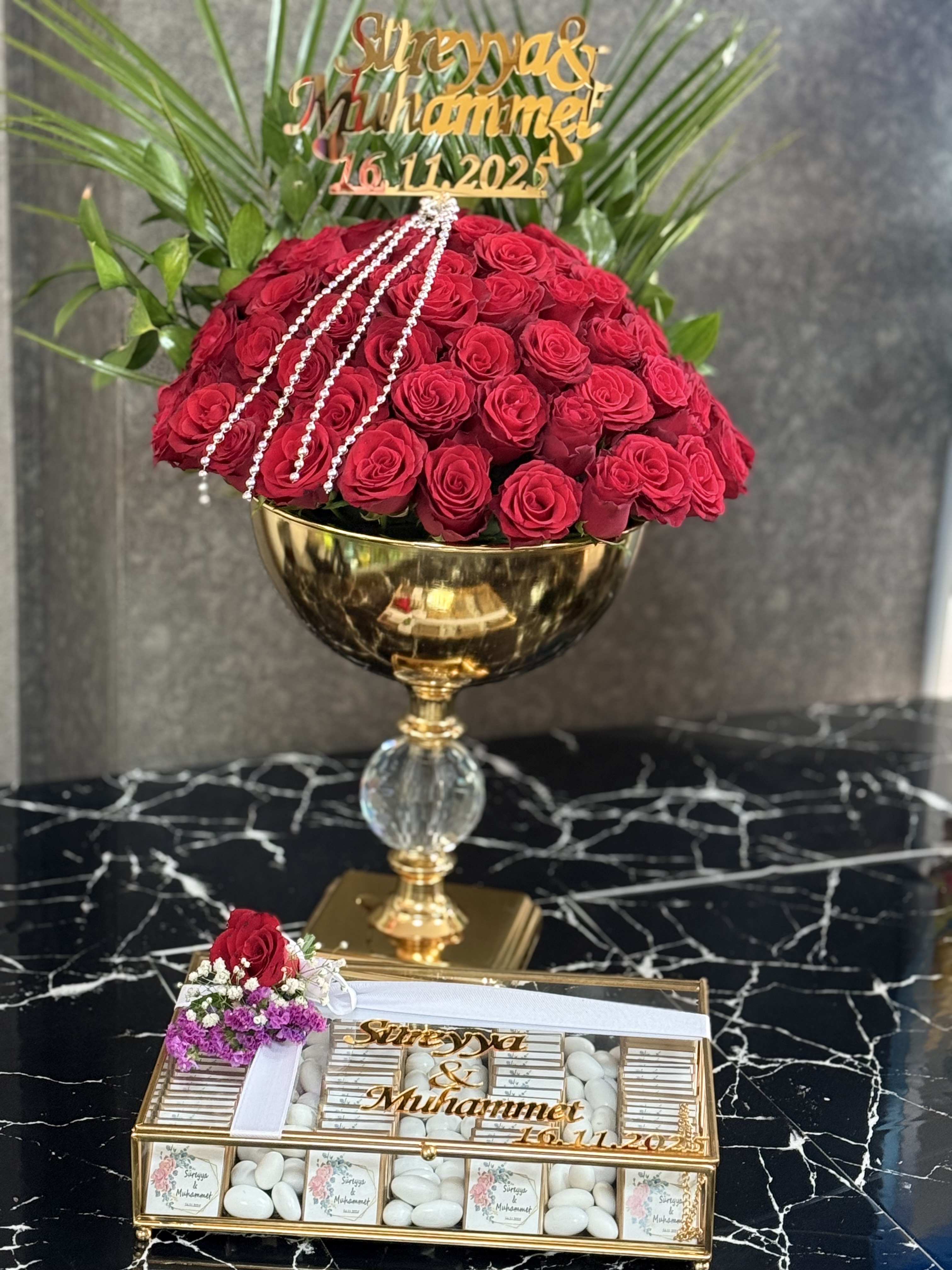 KUPA VAZODA GÜLLER VE ÇİKOLATA