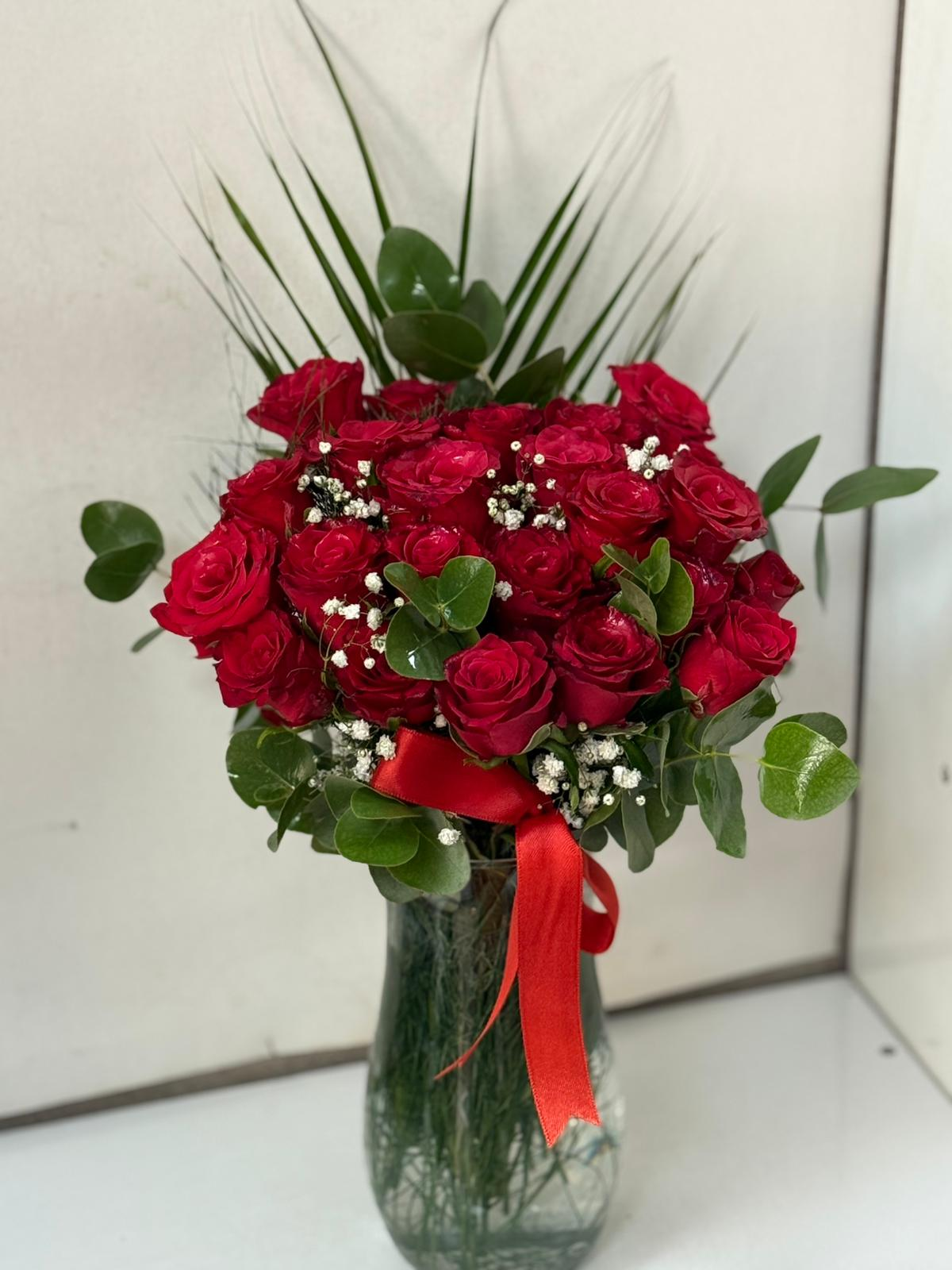 VAZODA KIRMIZI GÜLLER