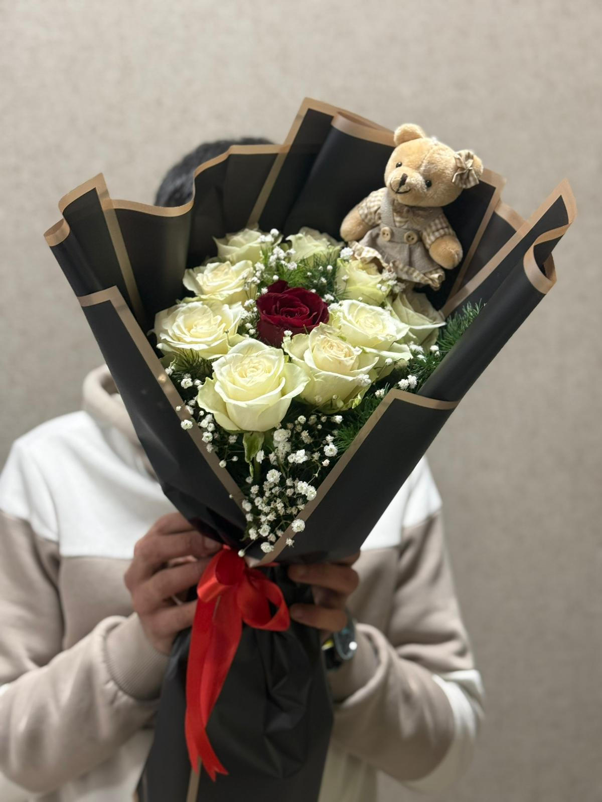 BEYAZ GÜLLER & KIRMIZI GÜL